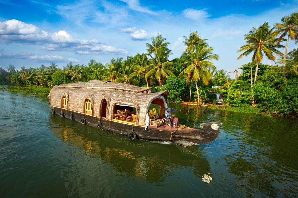 SERENE KERALA BOATING EXPERIENCE – CRUISE THROUGH TRANQUIL BACKWATERS